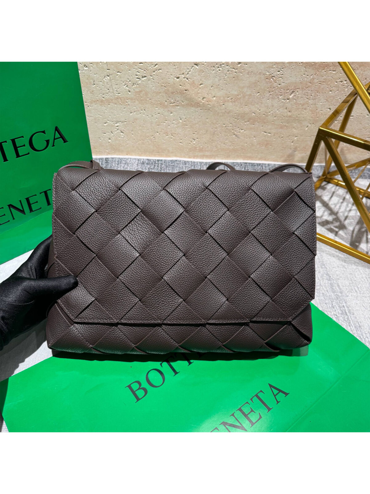 2 Мужская сумка мессенджер Bottega Veneta коричневого цвета, артикул 344462