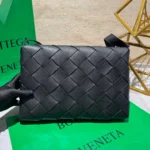 Мужская сумка мессенджер Bottega Veneta чёрного цвета, артикул 344461 — фото 2