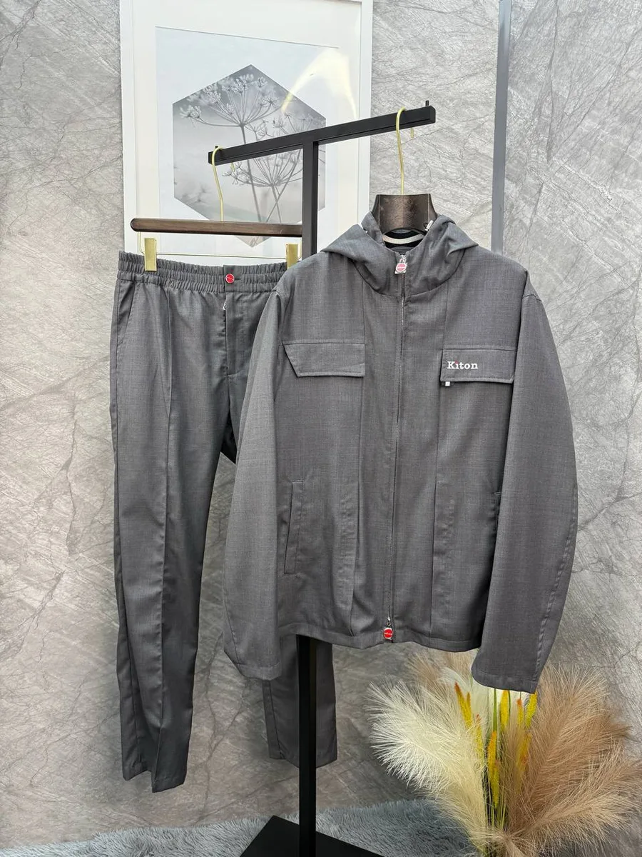 344659_1 Мужской костюм Kiton серого цвета, артикул 344659