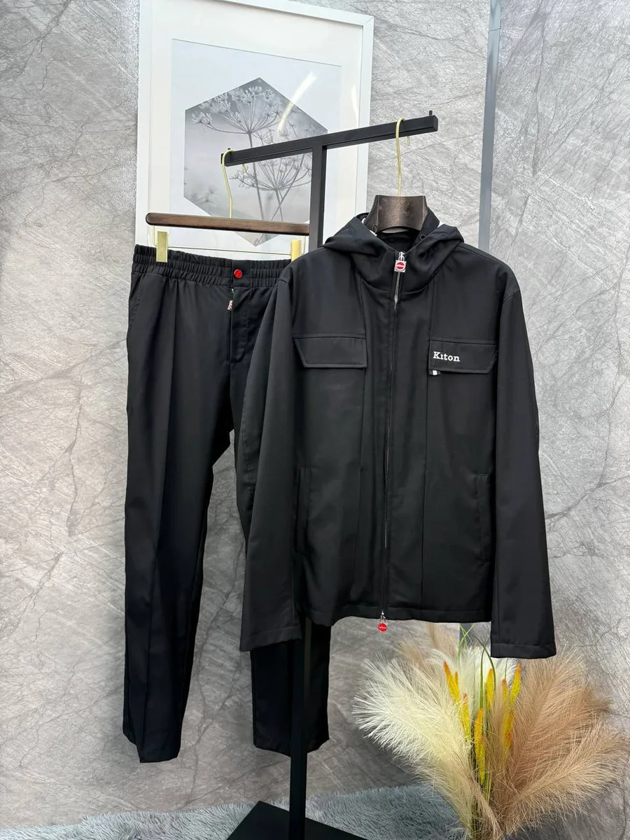 344660_1 Мужской костюм Kiton чёрного цвета, артикул 344660