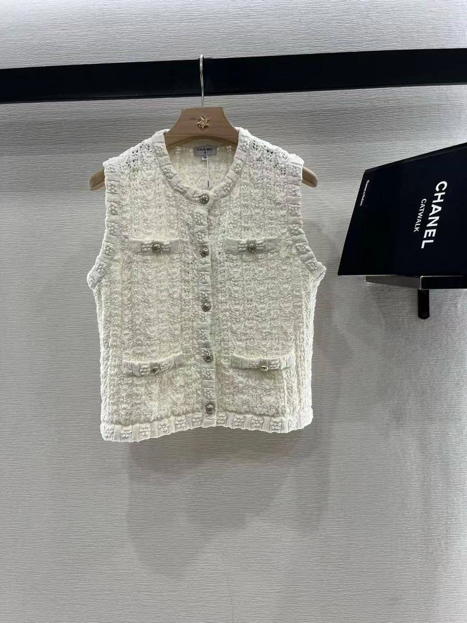 photo_2026-06-03_16-30-57 Женская безрукавка Chanel белого цвета, артикул 343570