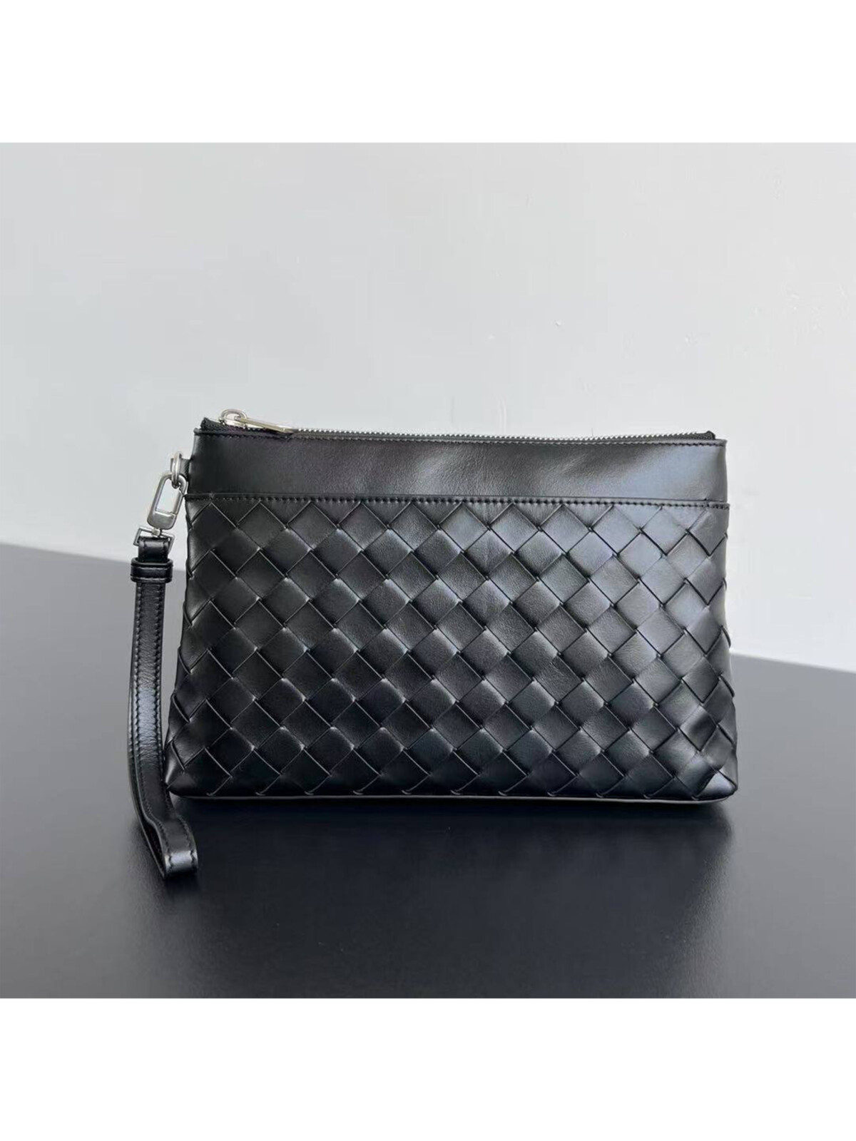 10 Мужской клатч Bottega Veneta чёрного цвета, артикул 345227