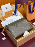 Мужской клатч Louis Vuitton цвета хаки, артикул 345247