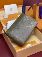 Мужской клатч Louis Vuitton цвета хаки, артикул 345247 — фото 2