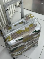 Мужской чемодан Rimowa серого цвета, артикул 345319 — фото 4