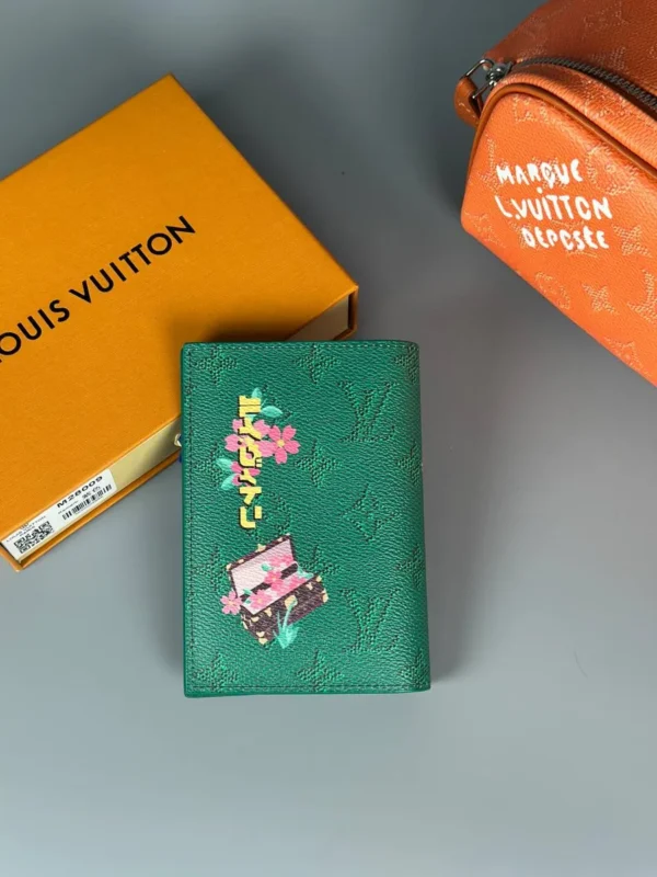 Обложка для паспорта LOUIS VUITTON — фото 2