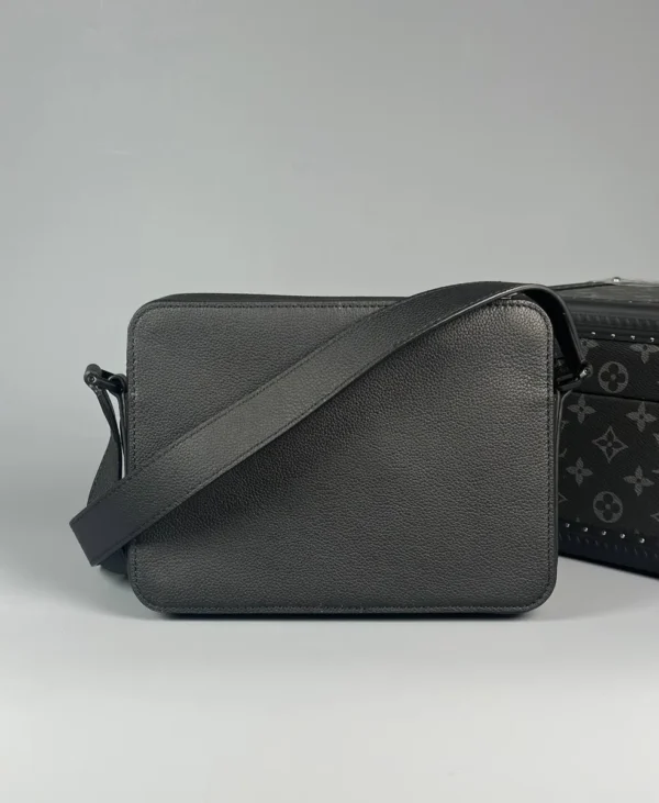 Обложка для паспорта LOUIS VUITTON — фото 2