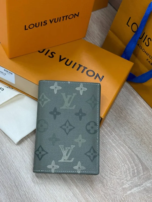 Обложка для паспорта LOUIS VUITTON
