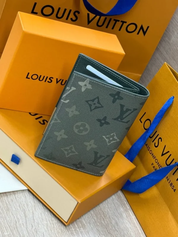 Обложка для паспорта LOUIS VUITTON — фото 2