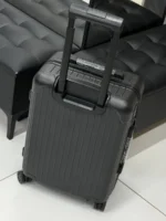 Мужской чемодан Rimowa чёрного цвета, артикул 345972 — фото 2