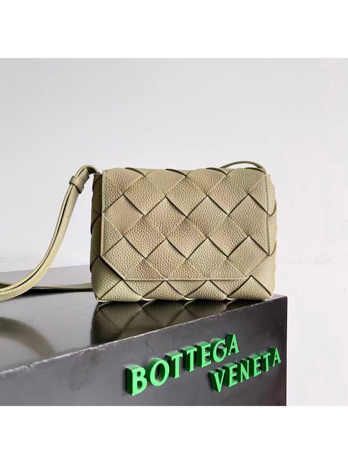 9 Мужская сумка мессенджер Bottega Veneta цвета хаки, артикул 346106