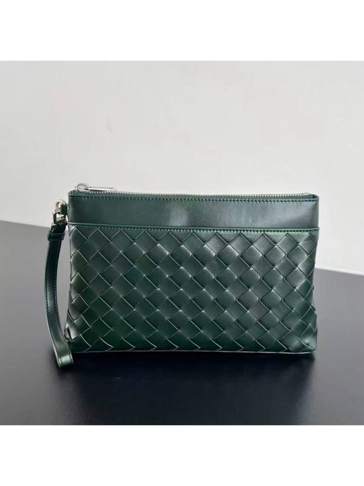 19 Мужской клатч Bottega Veneta цвета хаки, артикул 346355