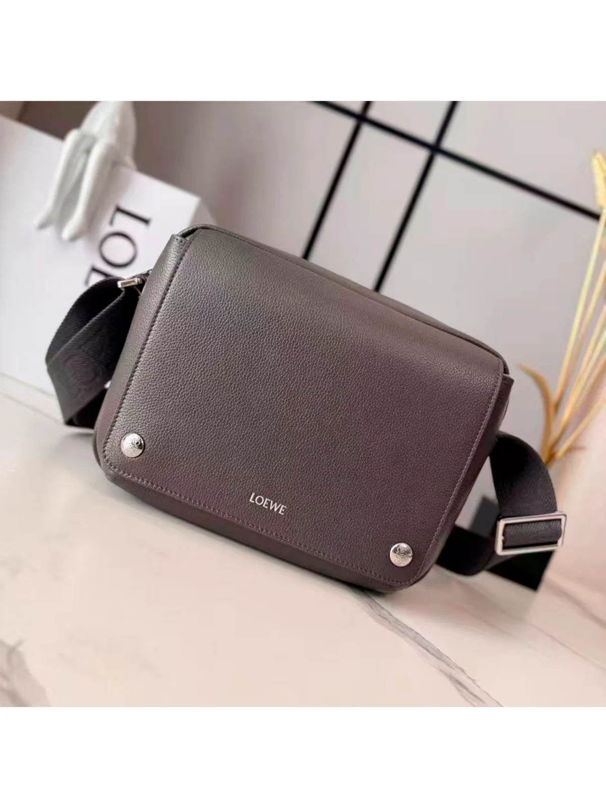 3 Мужская сумка мессенджер Loewe коричневого цвета, артикул 346449