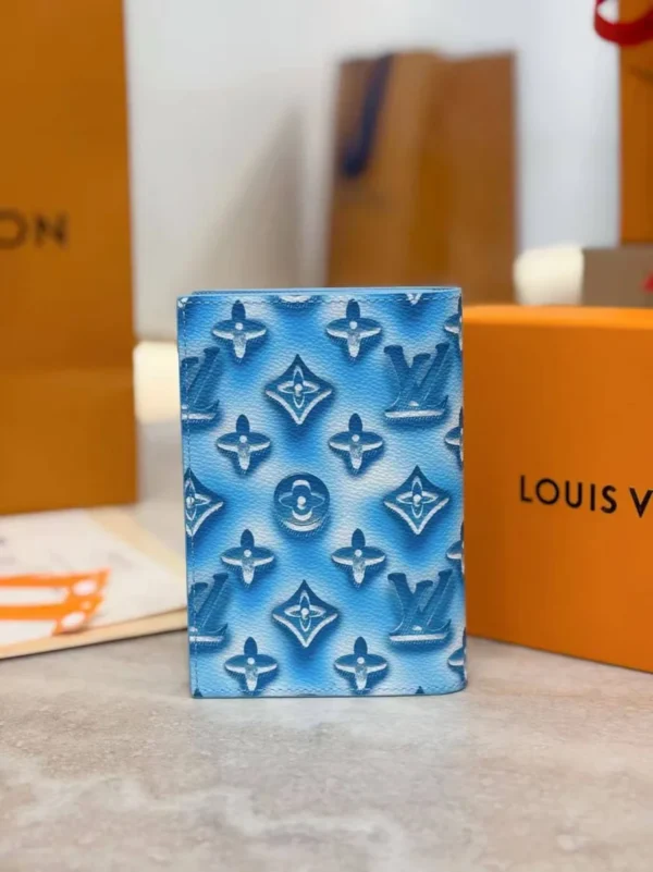 Обложка для паспорта LOUIS VUITTON — фото 2