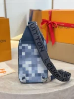 Мужская сумка-слинг Louis Vuitton синего цвета, артикул 346464 — фото 2
