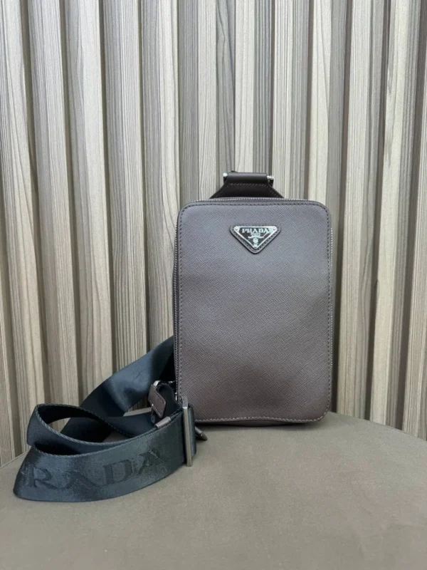 Сумка слинг PRADA из сафьяновой кожи