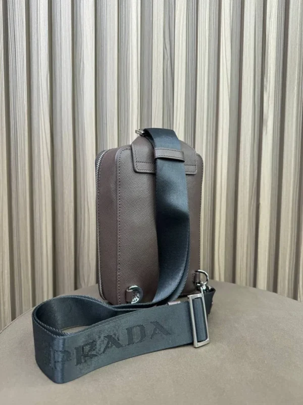 Сумка слинг PRADA из сафьяновой кожи — фото 2