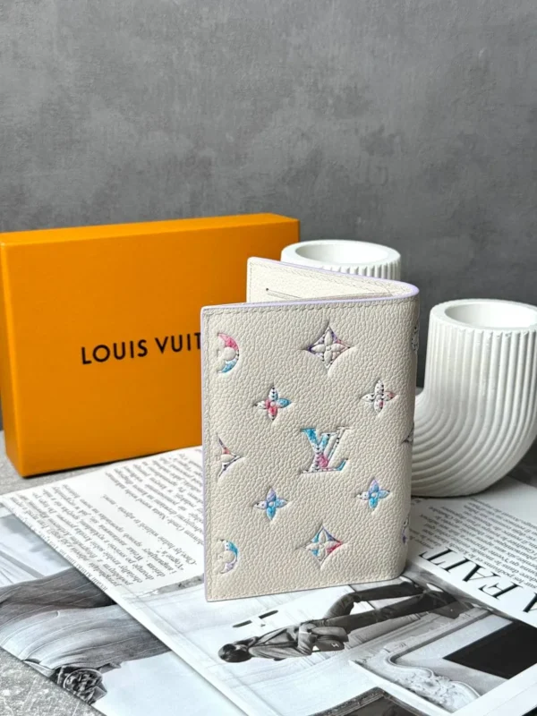 Обложка для паспорта LOUIS VUITTON — фото 2