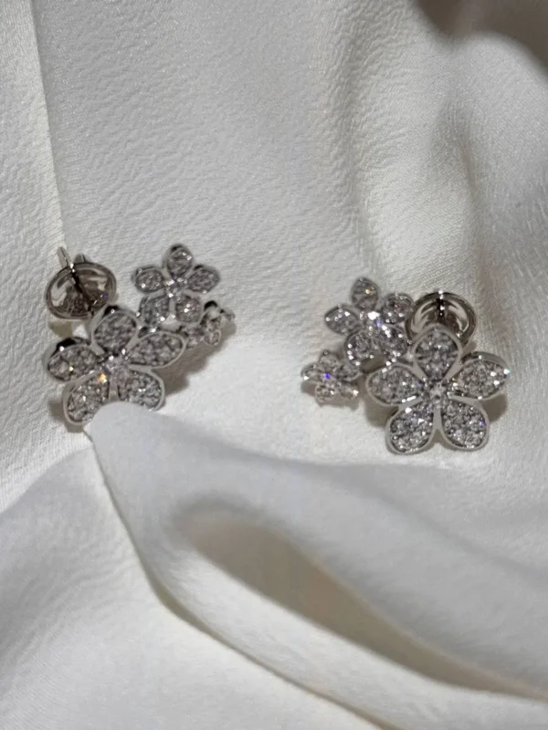 Подвеска Graff Wild Flower Diamond Cluster Pendant