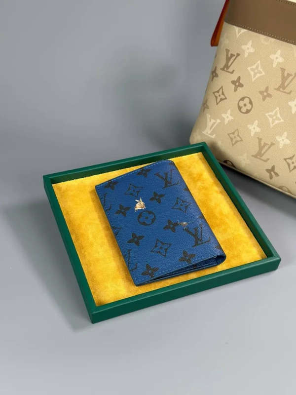 Обложка для паспорта LOUIS VUITTON — фото 2