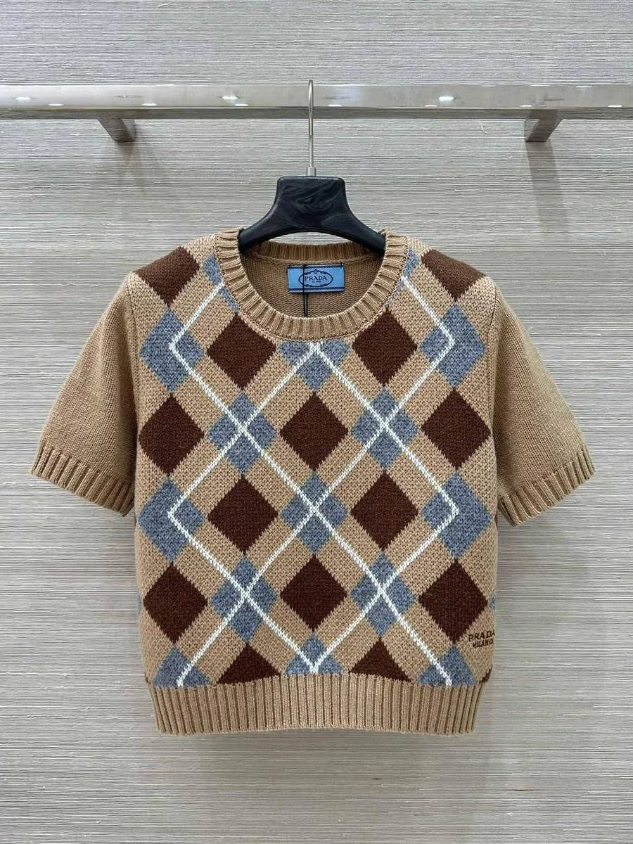 348002_1 Женская футболка Prada коричневого цвета, артикул 348002