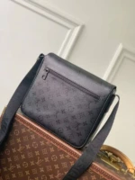Мужская сумка мессенджер Louis Vuitton чёрного цвета, артикул 348677 — фото 2