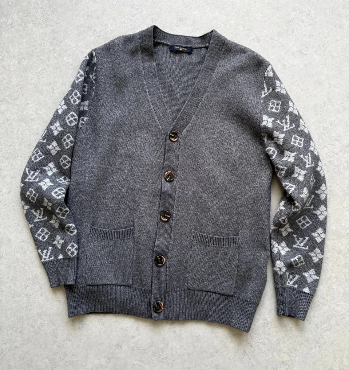 348699_1 Мужской кардиган Louis Vuitton серого цвета, артикул 348699