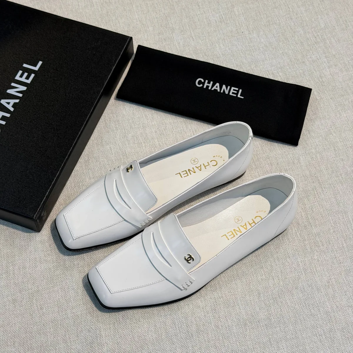 349032_1 Женские лоферы Chanel белого цвета, артикул 349032
