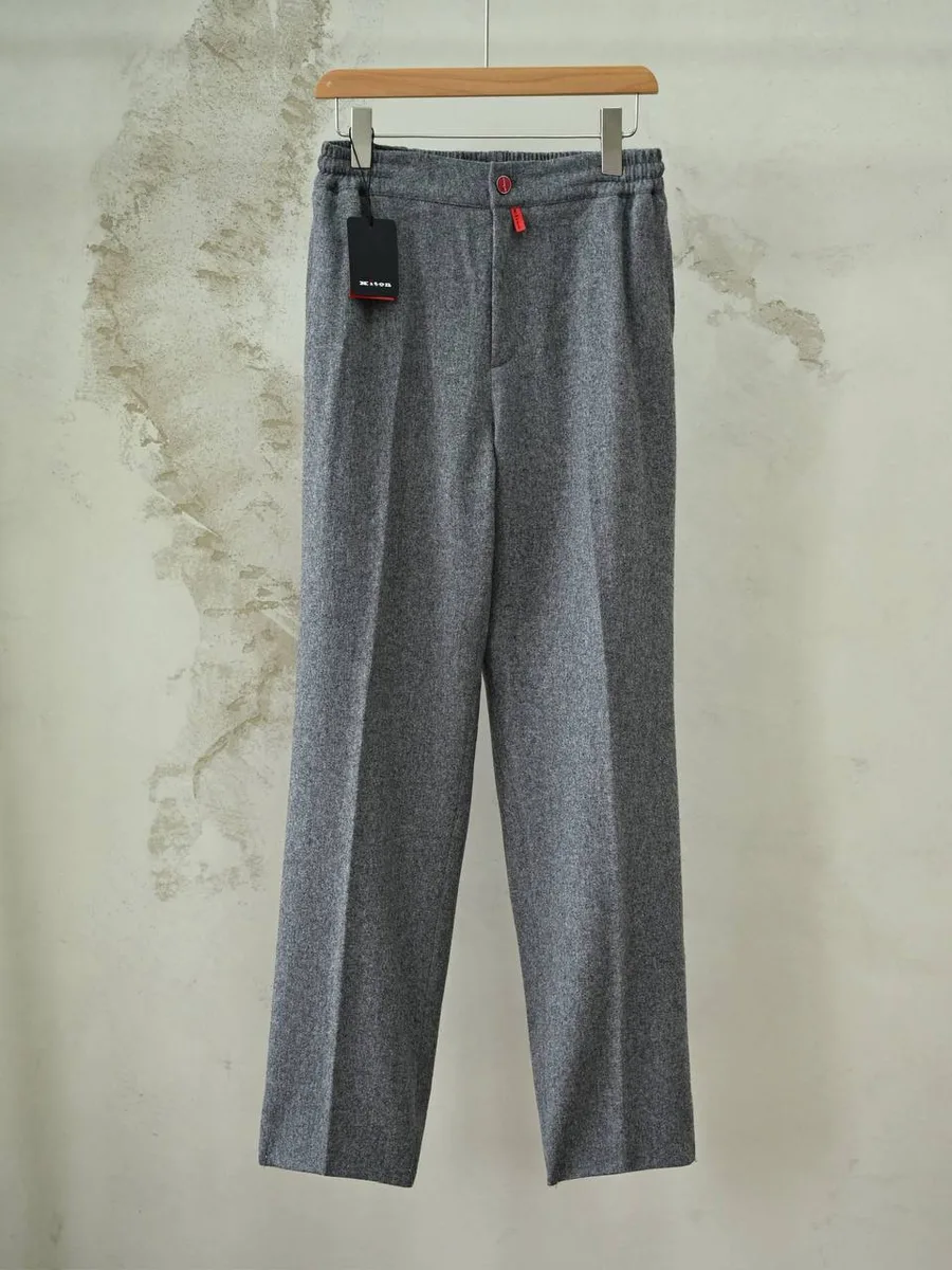 349195_1 Мужские брюки Kiton серого цвета, артикул 349195